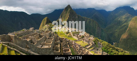 Panorama der Inka Zitadelle Machu Picchu in Peru. Im Jahr 2007 wurde Machu Picchu von der neuen sieben Weltwunder gewählt. Stockfoto