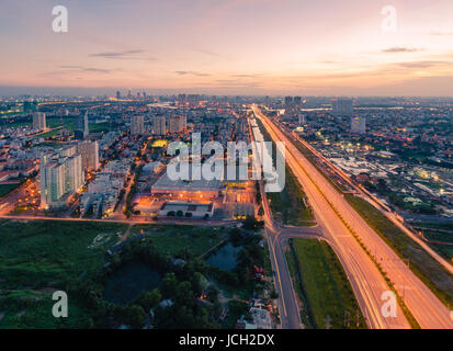 Von Cantavil betrachtet, ist Bezirk 2, in dem sich das neue Stadtgebiet von Thu Thiem befindet, ein Stadtteil von Ho-Chi-Minh-Stadt, Vietnam Stockfoto