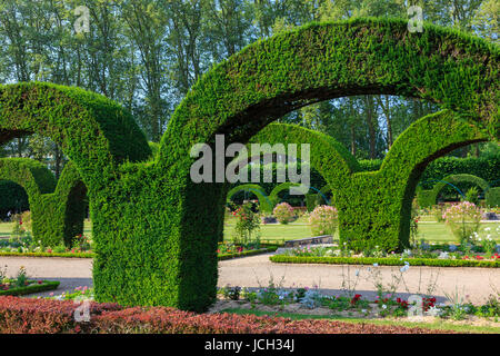 Cher (18), Frankreich, Bourges, le Jardin des Prés-Fichaux de Stil Art Déco Bögen d'ifs Taillés / / Frankreich, Cher, Bourges, Pres Fichaux Garten Art Deco, Stockfoto