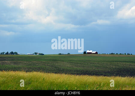 Regenwolken sammeln über Ackerland entlang der alten Route 66 außerhalb Odell in Zentral-Illinois. Stockfoto