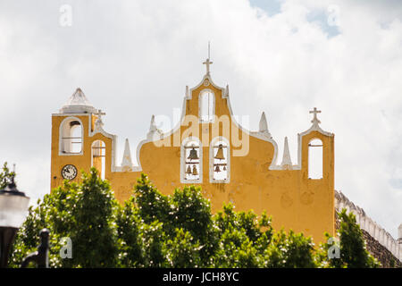 Außenseite der Franziskaner Kloster von St. Anthony in Izamal, der gelb-Stadt, eine kleine Stadt in der Nähe von Merida, Yucatan, Mexiko Stockfoto