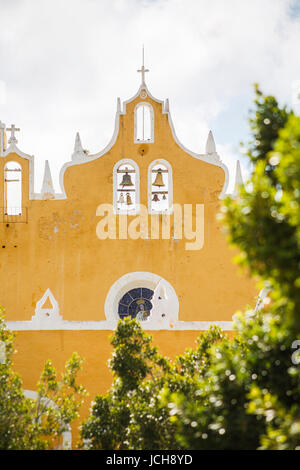 Außenseite der Franziskaner Kloster von St. Anthony in Izamal, der gelb-Stadt, eine kleine Stadt in der Nähe von Merida, Yucatan, Mexiko Stockfoto