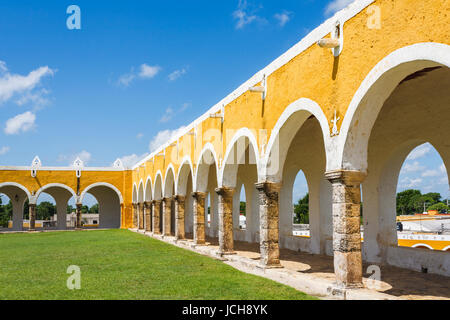 Weiterten gewölbt Kloster der Franziskaner Kloster St. Anthony in Izamal, der gelb-Stadt, eine kleine Stadt in der Nähe von Merida, Yucatan, Mexiko Stockfoto
