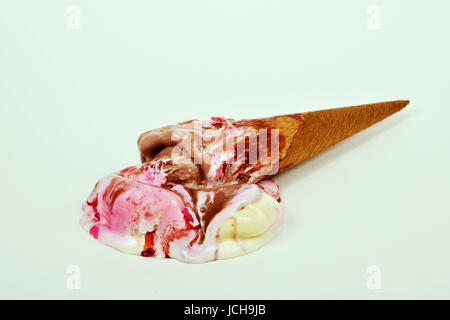 Nahaufnahme von einem Eis zerschlagen kopfüber auf eine wollweiße Hintergrund Stockfoto