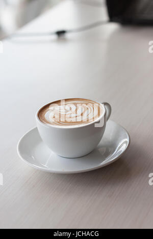 Tasse heißen Kaffee Latte auf Holztisch. Freizeit. Entspannung in Thailand Stockfoto