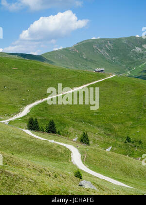 Weitwinklige Ansicht der Bergregion "Meran 2000" Mit Wanderwegen Und Berggasthöfen Im Sommer Vor Blauen Himmel Mit Vereinzelten Weißen Wolken Stockfoto