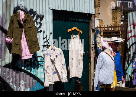 Vintage und gebrauchte Kleidung und Gegenstände drängeln für Raum Adie Columbia Road Flower Market, London Stockfoto