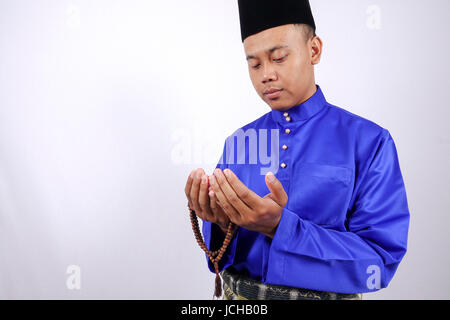 Muslime beten mit Tasbih Stockfoto