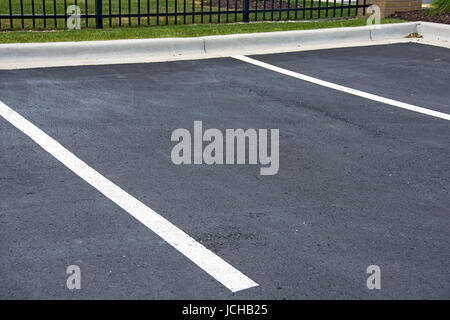 freien Stellplatz mit weißen Linie auf schwarzem Asphalt gemalt Stockfoto