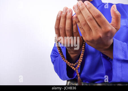 Muslime beten mit Tasbih Stockfoto