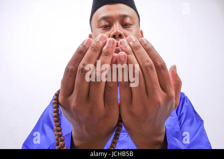 Muslime beten mit Tasbih Stockfoto