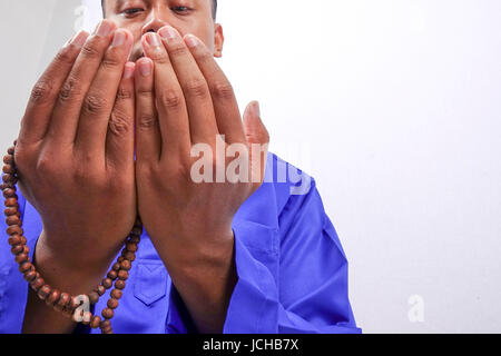 Muslime beten mit Tasbih Stockfoto