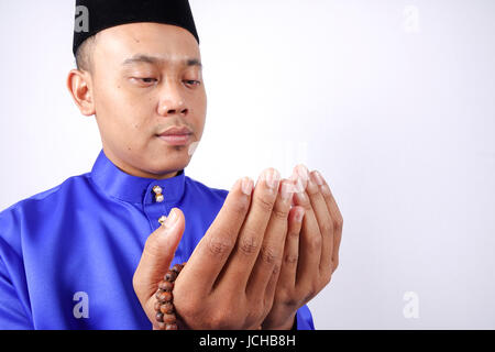 Muslime beten mit Tasbih Stockfoto