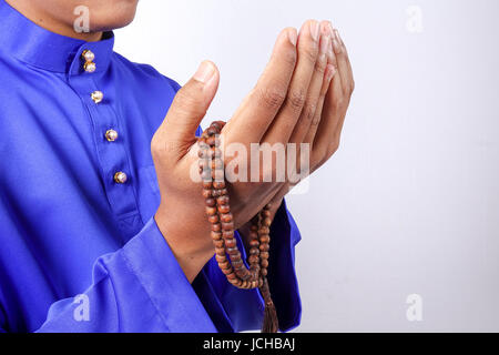 Muslime beten mit Tasbih Stockfoto