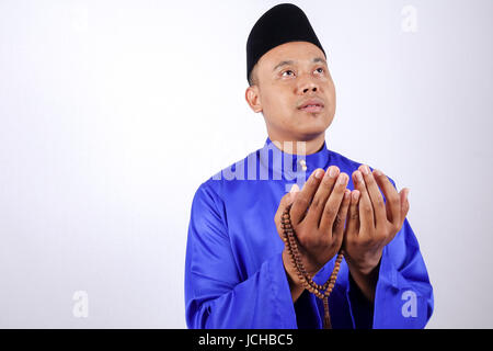 Muslime beten mit Tasbih Stockfoto