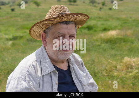 Outdoor Portrait glücklich ukrainischen Bauern auf einer Feder Weide Stockfoto