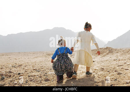 Beduinen-Kinder gehen in Wüste. Nuweiba. Ägypten Stockfoto