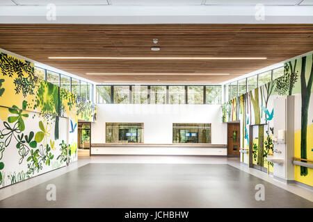 Wandgemälde im Physiotherapie-Bereich von Lara Harwood. Lane Fox REMEO Atemwege Zentrum, Redhill, Großbritannien. Architekten: Murphy Philipps, 2014. Stockfoto