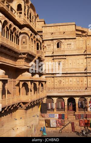 Kunstvoll geschnitzten Wände und Balkon Der honigfarbene Jaisalmer Jaisalmer Fort Palast in Rajasthan, Indien. Rajput Architektur aus dem 17. Jahrhundert. Stockfoto