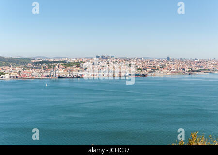 Panorama des Alcantara-Viertels in Lissabon und Tejo Stockfoto