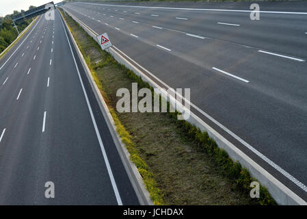 komplett geschlossene 8-spurige Autobahn wegen Straßenbauarbeiten Stockfoto