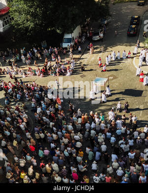 Wroclaw, Polen - 15. Juni 2017: Religiöse Prozession an Fronleichnam-Tag in einem der vorstädtischen Bezirke von Breslau. 15. Juni 2017. Breslau, Polan Stockfoto