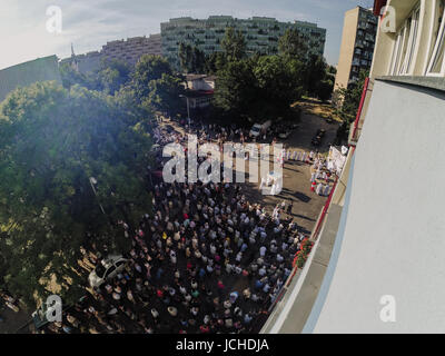 Wroclaw, Polen - 15. Juni 2017: Religiöse Prozession an Fronleichnam-Tag in einem der vorstädtischen Bezirke von Breslau. 15. Juni 2017. Breslau, Polan Stockfoto