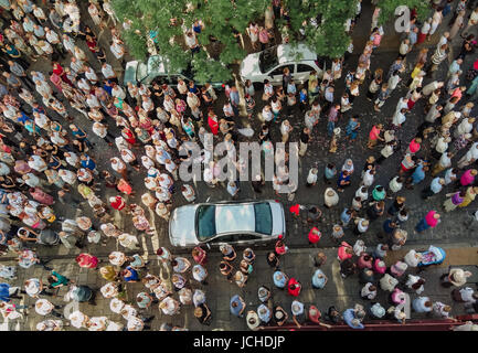 Wroclaw, Polen - 15. Juni 2017: Religiöse Prozession an Fronleichnam-Tag in einem der vorstädtischen Bezirke von Breslau. 15. Juni 2017. Breslau, Polan Stockfoto