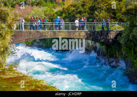 Eine Krone des Menschen über die Brücke, genießen den Blick auf die mächtige Huka Wasserfälle auf dem Waikato River in der Nähe von Taupo Nordinsel Neuseeland. Stockfoto