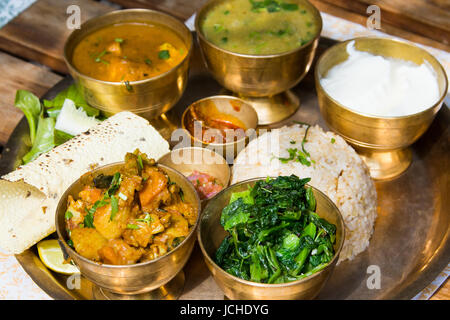 Nepali Thali, traditionelles Essen, Cafe Swotha, Patan (Lalitpur), Kathmandu, Nepal Stockfoto