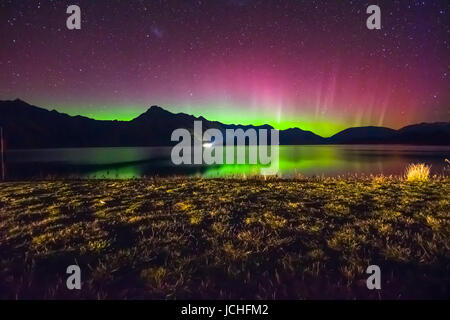 Aurora Australis und Milchstraße über Lake Wakatipu, Kinloch, Neuseeland Südinsel Stockfoto