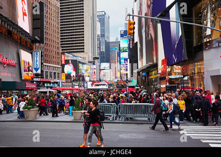 NEW YORK CITY - 18. Oktober 2014: Ecke W 42nd Street und Broadway, wo die Fußgängerzone voller Leute beginnt, Stockfoto