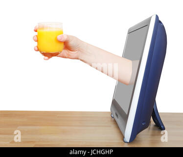 Hand mit Glas mit frisch gepresstem Orangensaft lehnt TV Bildschirm isoliert auf weißem Hintergrund Stockfoto