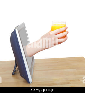 Glas mit frisch gepressten Orangensaft in der Hand lehnt TV Bildschirm isoliert auf weißem Hintergrund Stockfoto