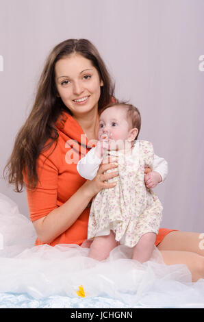 Mutter und Tochter auf der Couch sechsmonatigen Stockfoto
