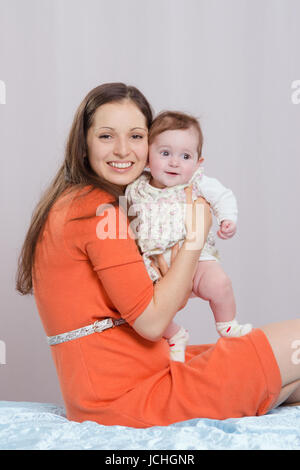 Mutter und Tochter auf der Couch sechsmonatigen Stockfoto