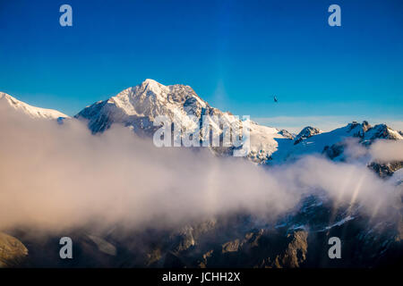 Eine breite Panorama der schneebedeckten Berge mit einigen Wolken befindet sich südlichen Alpen in Südinsel, Neuseeland. Stockfoto
