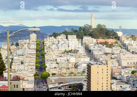 Coit Tower, aka der Lillian Coit Memorial Tower auf dem Telegraph Hill Viertel von San Francisco, California, Vereinigte Staaten von Amerika. Ein Blick auf die Flutted weißen Turm von Lombard Street. Stockfoto