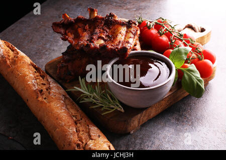 Würzigen heißen gegrillte Spareribs aus einem Sommer BBQ Stockfoto