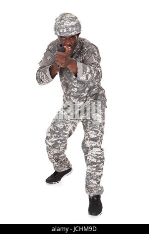 Porträt eines männlichen afrikanischen Soldaten mit dem Ziel mit Gun Isolated Over White Background Stockfoto
