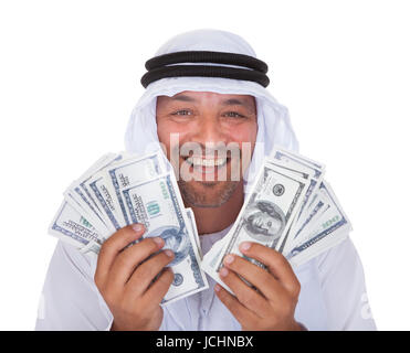 Porträt von reifer Arabische Mann hält Dollar Over White Background Stockfoto