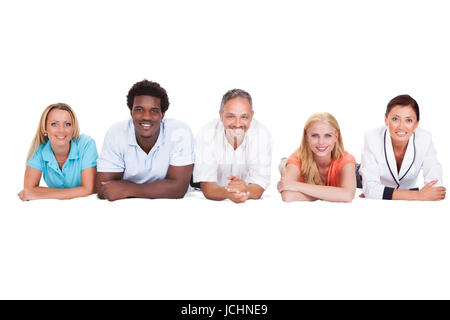 Happy Friends liegen In einer Reihe, Isolated On White Background Stockfoto