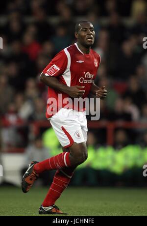 GUY MOUSSI NOTTINGHAM FOREST FC Watford V NEWCASTLE UNITED FC, COCA COLA CHAMPIONSHIP CITY GROUND, NOTTINGHAM, ENGLAND 17. Oktober 2009 GAA1673 Warnung! Dieses Foto kann nur für die Zeitung bzw. Zeitschrift redaktionelle Zwecke verwendet werden. Darf nicht für Internet/Online-Nutzung Nor für Publikationen unter Einbeziehung 1 Spieler, 1 Club oder 1 Wettbewerb, ohne schriftliche Genehmigung von Football DataCo Ltd. Für Rückfragen, bitte Kontakt Football DataCo Ltd unter + 44 (0) 207 864 9121 Stockfoto