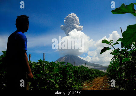 Indonesien. 15. Juni 2017. Das Wachstum der Lava dome Mount Sinabung, es wird immer größer, da der Lavadom Zusammenbruch letzten April 2017. Bildnachweis: Tsabirin Manurung/Pacific Press/Alamy Live-Nachrichten Stockfoto