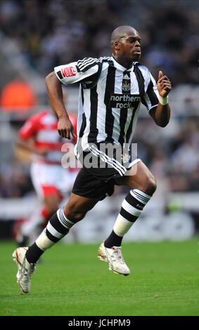 MARLON HAREWOOD NEWCASTLE UNITED FC NEWCASTLE V DONCASTER ROVERS ST JAMES PARK, NEWCASTLE, ENGLAND 24. Oktober 2009 GAA2340 Warnung! Dieses Foto kann nur für die Zeitung bzw. Zeitschrift redaktionelle Zwecke verwendet werden. Darf nicht für Internet/Online-Nutzung Nor für Publikationen unter Einbeziehung 1 Spieler, 1 Club oder 1 Wettbewerb, ohne schriftliche Genehmigung von Football DataCo Ltd. Für Rückfragen, bitte Kontakt Football DataCo Ltd unter + 44 (0) 207 864 9121 Stockfoto