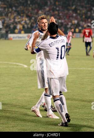 LANDON DONOVAN, DAVID BECKHAM feiert Strafe Ziel LOS ANGELES GALAXY V CHIVAS USA MLS CARSON, LOS ANGELES, CA, USA 8. November 2009 GAA2793 Warnung! Dieses Foto kann nur für die Zeitung bzw. Zeitschrift redaktionelle Zwecke verwendet werden. Darf nicht für Internet/Online-Nutzung Nor für Publikationen unter Einbeziehung 1 Spieler, 1 Club oder 1 Wettbewerb, ohne schriftliche Genehmigung von Football DataCo Ltd. Für Rückfragen, bitte Kontakt Football DataCo Ltd unter + 44 (0) 207 864 9121 Stockfoto