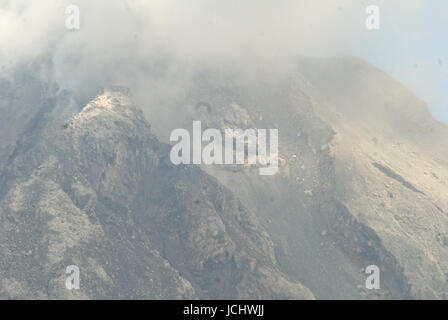 Indonesien. 15. Juni 2017. Das Wachstum der Lava dome Mount Sinabung, es wird immer größer, da der Lavadom Zusammenbruch letzten April 2017. Bildnachweis: Tsabirin Manurung/Pacific Press/Alamy Live-Nachrichten Stockfoto