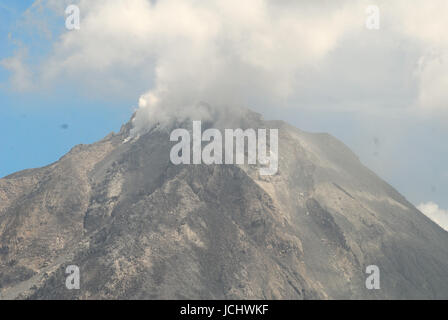 Indonesien. 15. Juni 2017. Das Wachstum der Lava dome Mount Sinabung, es wird immer größer, da der Lavadom Zusammenbruch letzten April 2017. Bildnachweis: Tsabirin Manurung/Pacific Press/Alamy Live-Nachrichten Stockfoto