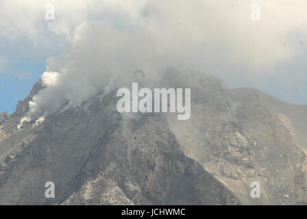 Indonesien. 15. Juni 2017. Das Wachstum der Lava dome Mount Sinabung, es wird immer größer, da der Lavadom Zusammenbruch letzten April 2017. Bildnachweis: Tsabirin Manurung/Pacific Press/Alamy Live-Nachrichten Stockfoto