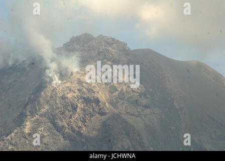 Indonesien. 15. Juni 2017. Das Wachstum der Lava dome Mount Sinabung, es wird immer größer, da der Lavadom Zusammenbruch letzten April 2017. Bildnachweis: Tsabirin Manurung/Pacific Press/Alamy Live-Nachrichten Stockfoto